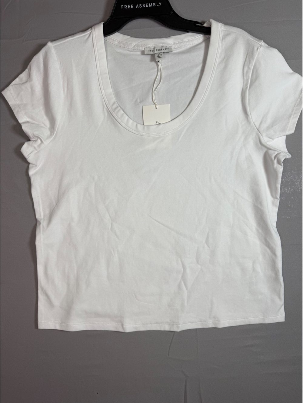 Free Assembly Women's White Scoop Neck T-Shirt XL (16-18)